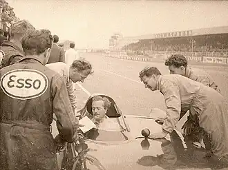 Colin Chapman im Cockpit eines Lotus Eleven, während des Trainings für das Formel-2-Rennen des britischen Grand Prix von 1956, Silverstone Circuit (Juli 1956)