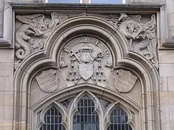 Tympanon des Eingangs mit dem Wappen des Erbauers Bischof Hermann Jakob Dingelstad[10]