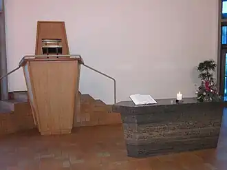 Kanzel und Abendmahlstisch