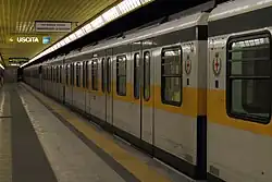 Fahrzeug der Mailänder Metro mit Übersetzfenstern, die aus Sicherheitsgründen über eine Öffnungsbegrenzung verfügen