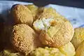 Combro (Tjombro): Frittiertes Maniok-Bällchen mit Oncom-Füllung