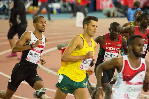 Jeffrey Riseley (gelbes Trikot) Rang zehn in 3:38,00&nbsp;min