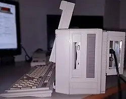 Dieses Bild zeigt die Compaq Expansion Unit. Es handelt sich dabei um einen beigen, aus optischen Gründen geriffelten Aufsatz, welcher an der Geräterückseite befestigt wird.