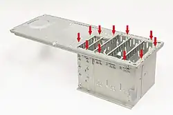 Ein Anwendungsfall aus dem Bereich Computer, Elektrotechnik und Leuchtenindustrie zeigt die Rückwand eines Computergehäuses mit verbundenen Laufwerksträgern.