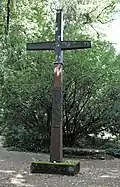 Vier bis fünf Meter hohes Holzkreuz48.2774211.44582 (Klaus Backmund),[5] spätestens 1949.[6]