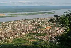 Blick auf die Stadt mit der Mündung des Benue im Hintergrund