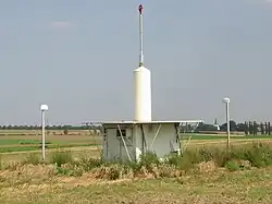 Transportabler VOR/DME Container (Id. „SAS“) in Sarstedt für temporäre Nutzung während des Aufbaus der DVOR (Id. „SAS“),