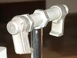 Bridgefitting zum Verbinden zweier Containerstapel