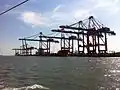 26. Mai 2012: Lieferung von Containerbrücken durch den Frachter Zhen&nbsp;Hua&nbsp;24