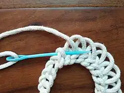 Alle weite­ren Reihen werden von rechts nach links gearbeitet…