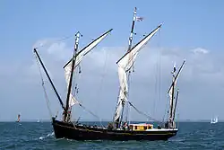 Corentin unter Maschine mit festgebunden Segeln und hochgeklappten Bugspriet, Quimper, 2007