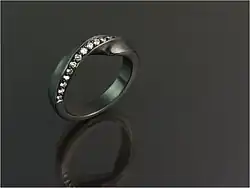 Corinthium-Aes-Ring mit Brillanten-Einlage, Fokus starker Kontrast der Legierung