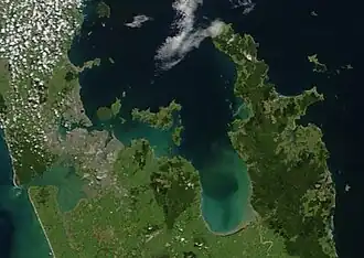 Aufnahme eines NASA-Erdbeobachtungssatelliten vom 23. Oktober 2002 mit der Stadt Auckland (links) dem Hauraki Gulf (Mitte) und der Coromandel Peninsula (rechts).