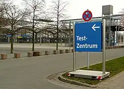 Drive-in-Testzentrum in einer Messehalle auf dem Messegelände Hannover, März 2020