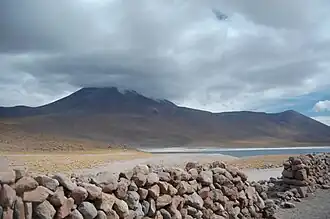Am Fuß des Miñiques, in 5 km Entfernung vom Gipfel, auf 4140&nbsp;m befindet sich ein gleichnamiger Salzsee. Ein durch eine Trockenmauer begrenztes Gehege diente hier der Gemeinde Socaire zur Viehhaltung. Heute ist die Zone Teil des Naturschutzgebiets Nationalreservat Los Flamencos und ein beliebtes Ausflugsziel für Touristen.