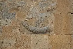 Relief eines Frauenkopfes und einer Girlande