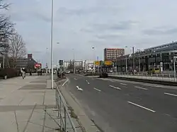 Links: Vetschauer Straße am Cottbuser Hauptbahnhof Rechts: Tram in der Vetschauer Straße