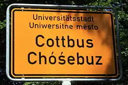 Deutsch-niedersorbische Ortstafel in Cottbus in der Niederlausitz, beide mit gleicher Schriftgröße