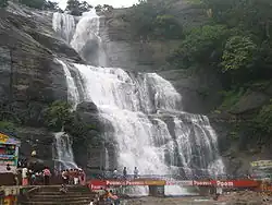 Der Peraruvi-Wasserfall in Courtallam