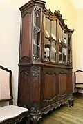 Vitrinenschrank im Hofzimmer