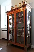 Glasschrank im Biedermeierzimmer