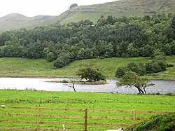 Crannóg im Glencar Lough