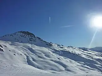 Crap Masegn, rechts in der Bildmitte die gleichnamige Seilbahnstation