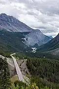 Serpentinen des Icefields Parkway mit Parker Ridge (2255 m)