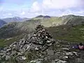 Der Gipfelcairn des Creag a’ Mhaim, im Hintergrund die South Shiel Ridge, beginnend mit dem Druim Shionnach
