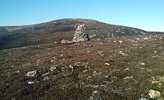 Blick von Südwesten zum Mullach Clach a’ Bhlàir, im Vordergrund ein Cairn oberhalb von Glen Feshie