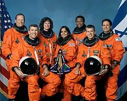 Vorne: Rick Husband, Kalpana Chawla, William McCool; Hinten: David Brown, Laurel Clark, Michael Anderson, Ilan Ramon (jeweils v. l. n. r.)