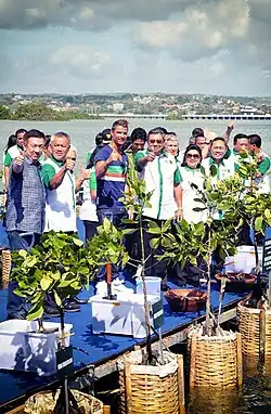 Cristiano Ronaldo beim Anpflanzen einer Mangrove