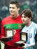 Cristiano Ronaldo und Lionel Messi mit ihren Auszeichnungen vor dem Spiel Portugal-Argentinien am 9. Februar 2011