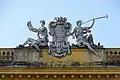 Statuen am Dach des Gebäudes