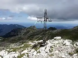 Gipfelkreuz, im Hintergrund die norditalienische Tiefebene, Ziel der österr.-ung. Frühjahrsoffensive 1916