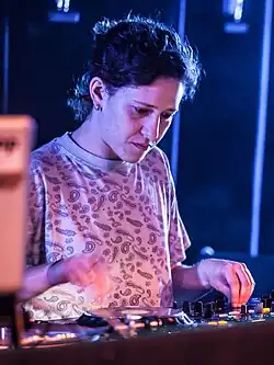 Mica Levi arbeitet in London unter dem Künstlernamen Micachuals auch als DJ, ebenso tut dies der Gitarrist, Bassist und Plattenproduzent Dennis Bovell