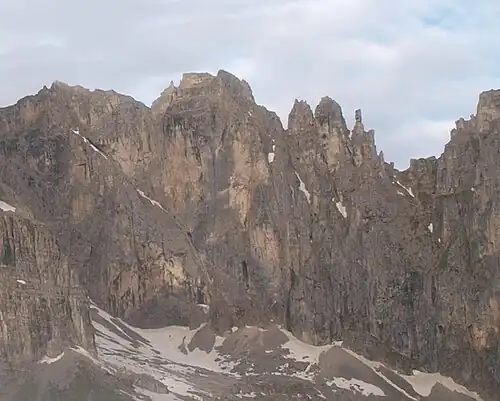 Cima della Vedretta, Cima della Farfalla, Campanili di Fracingli und die Scharte Bocchetta di Vallarga (von links nach rechts)