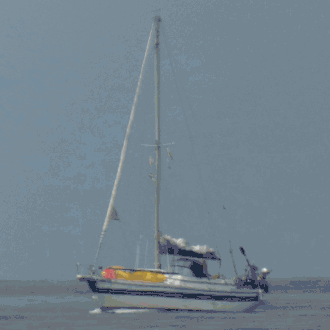 Serie von Teleobjektivaufnahmen: Ein sich zunehmend weiter entfernendes Boot verschwindet schließlich hinter dem Horizont