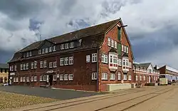 Verwaltungsgebäude, dahinter die ehem. Netzhalle