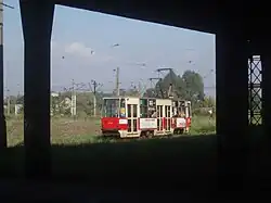 Bahn des Typs 105Na als Linie 2 an der Endschleife Bahnhof Raków