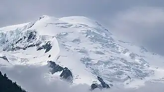 Der Dôme du Goûter von Chamonix aus gesehen, davor der Glacier des Bossons