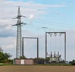 Abzweigung im Spannfeld zu einem darunter befindlichen Transformator