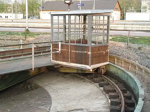 Wärterhäuschen und Drehscheibengrube während der Restaurierung im April 2015