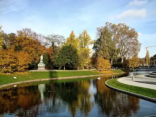 Erweiterte Landskrone im Oktober 2013 mit Cornelius-Denkmal (1879) von Adolf Donndorf