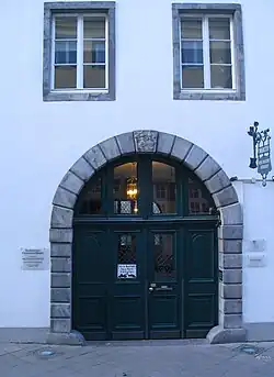 Toreinfahrt von der Straßenseite