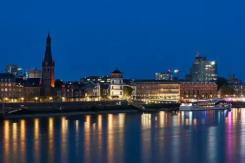 Rathausufer zur blauen Stunde