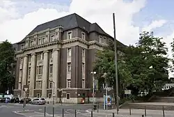 Ehemaliges Gerichtsgebäude, Seitenrisalit