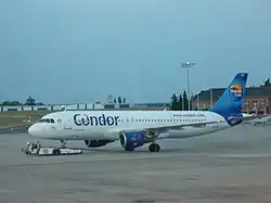 Flugzeugschlepper hat das Flugzeug auf dem Rollweg abgestellt.