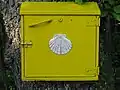 Gelber Kasten bei Markdorf, in dem ein Pilgerstempel für Pilger aufbewahrt wird.