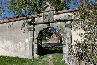 Portal der ehemaligen Klostermauer mit Salemer Wappen